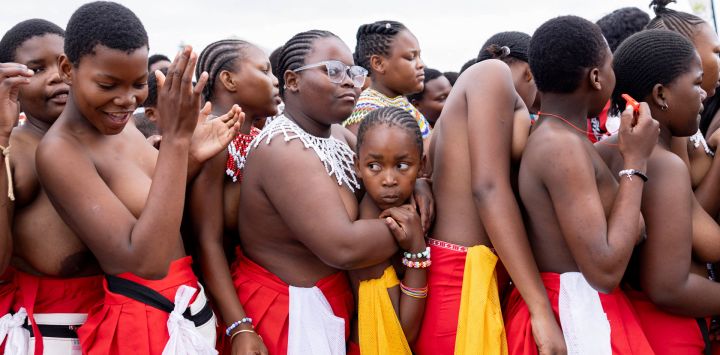 Jóvenes zulúes se congregan frente al palacio real durante la Umkhosi Womhlanga (Danza de la Caña en zulú) en Ingwavuma, KwaZulu-Natal. Cada septiembre, miles de mujeres, conocidas localmente como doncellas, acuden al palacio real en la provincia de KwaZulu-Natal, al sureste del país, para presentar una caña alta al rey zulú Misuzulu kaZwelithini, como parte de un rito tradicional de iniciación a la feminidad.