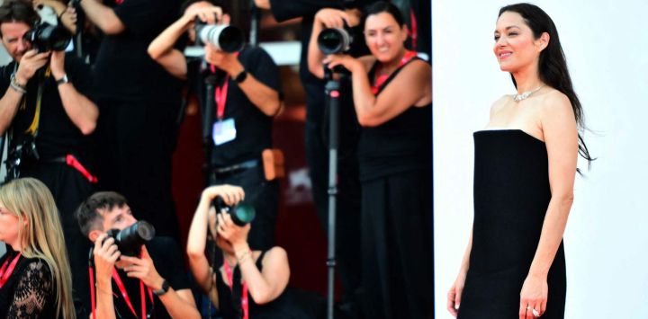 La actriz francesa Marion Cotillard asiste a la alfombra roja del estreno de "Nelson San, anata wa hito wo koroshimashitaka?" (Señor Nelson, ¿mató usted gente?), película que compite en el 83.º Festival Internacional de Cine de Venecia, en el Lido de Venecia.