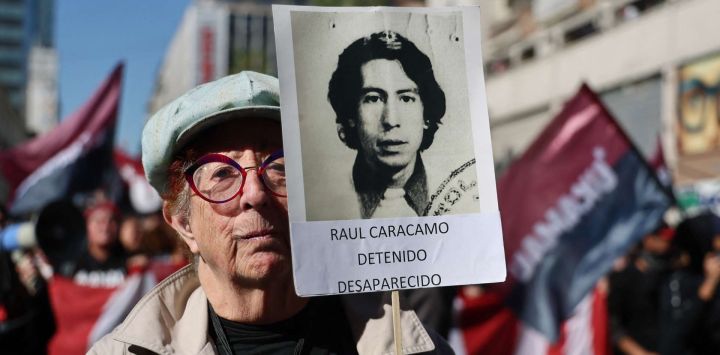 La chilena Sara Canales sostiene un cartel con la foto de una amiga desaparecida, víctima de la dictadura de Augusto Pinochet (1973-1990), durante una marcha conmemorativa hacia el Cementerio General de Santiago. El próximo 11 de septiembre se conmemora el 53.º aniversario del golpe militar liderado por el fallecido dictador Augusto Pinochet contra el entonces presidente de Chile, Salvador Allende, cuyo gobierno autoritario dejó miles de víctimas.