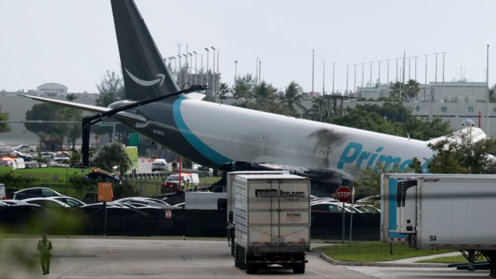 Avión de carga se sale de la pista en Miami