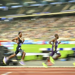 Birhanu Balew (2.ª derecha), de Baréin, compite en la prueba de 5000 metros masculinos durante la reunión de atletismo de la Liga Diamante de World Athletics en el Estadio Rey Balduino de Bruselas. | Foto:NICOLAS TUCAT / AFP