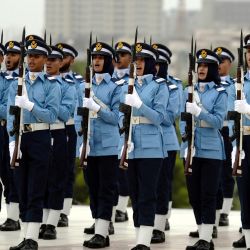 Cadetes de la Fuerza Aérea Pakistaní asisten a una ceremonia para conmemorar el Día de la Defensa en el mausoleo del fundador de Pakistán, Muhammad Ali Jinnah, en Karachi, Pakistán. | Foto:Xinhua/Str