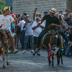 Cerca de Jezzine, ciudad libanesa sureña, se celebra una carrera de burros por las calles durante su festival anual de verano, una tradición que se remonta a 1964. | Foto:Mahmoud Zayyat / AFP