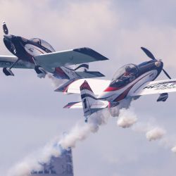 Imagen de un equipo de acrobacias aéreas realizando una presentación durante el Espectáculo Aéreo Internacional de Canadá 2026, en Toronto, Canadá. | Foto:Xinhua/Zou Zheng