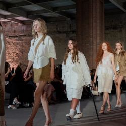 La ciudadana Olga Dolga (tercera por la izquierda), que perdió una extremidad durante un ataque aéreo en Dobropilya, y varias modelos desfilan en la pasarela del desfile de moda Sidletskiy, en colaboración con el Centro de Prótesis Militares U+System, durante la Semana de la Moda de Ucrania en Kiev, en medio de la invasión rusa de Ucrania. | Foto:TETIANA DZHAFAROVA / AFP
