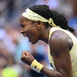 La estadounidense Coco Gauff celebra tras derrotar a la española Cristina Bucsa al término de su partido de tercera ronda individual femenina del Abierto de Estados Unidos, disputado en el Centro Nacional de Tenis USTA Billie Jean King de Nueva York. | Foto:ANGELA WEISS / AFP