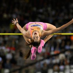 La ucraniana Yaroslava Mahuchikh compite en salto de altura femenino durante la reunión de atletismo de la Liga Diamante de World Athletics en el Estadio Rey Balduino en Bruselas. | Foto:JOHN THYS / AFP