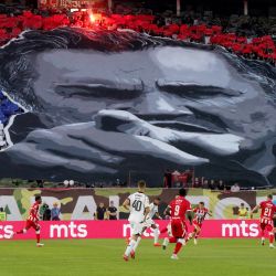 Los hinchas del Estrella Roja de Belgrado formaron un tifo que representaba al fallecido exjefe militar serbobosnio Ratko Mladic durante el partido de la Superliga serbia entre el Estrella Roja de Belgrado y el Partizan de Belgrado en Belgrado, Serbia. Mladic, de 84 años, falleció tras sufrir varios derrames cerebrales mientras cumplía cadena perpetua en La Haya por crímenes de guerra cometidos durante la guerra de Bosnia en la década de 1990. | Foto:AFP