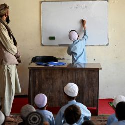 Niños afganos asisten a clase en una escuela primaria de Kandahar, Afganistán, tras el inicio del nuevo curso escolar. | Foto:Sanaullah Seiam / AFP