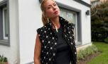 Nicole Neumann mostró cómo llevar un look total black combinado con un abrigo bien ochentoso