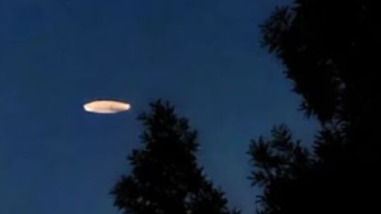 Misterio en Mendoza: un extraño objeto luminoso apareció en el cielo y quedó grabado en video