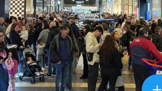 La foto con Inteligencia Artificial que subió Milei para mostrar que los shoppings están llenos