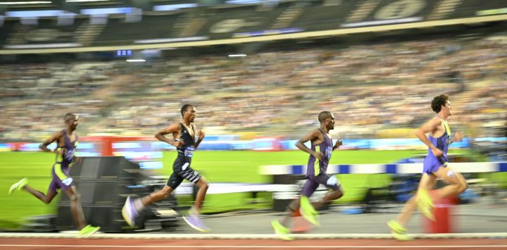 Birhanu Balew (2.ª derecha), de Baréin, compite en la prueba de 5000 metros masculinos durante la reunión de atletismo de la Liga Diamante de World Athletics en el Estadio Rey Balduino de Bruselas.