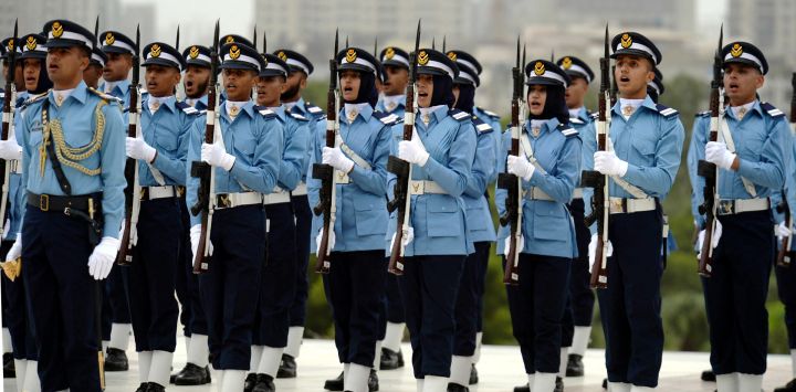 Cadetes de la Fuerza Aérea Pakistaní asisten a una ceremonia para conmemorar el Día de la Defensa en el mausoleo del fundador de Pakistán, Muhammad Ali Jinnah, en Karachi, Pakistán.