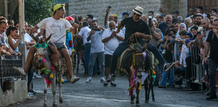 Cerca de Jezzine, ciudad libanesa sureña, se celebra una carrera de burros por las calles durante su festival anual de verano, una tradición que se remonta a 1964.