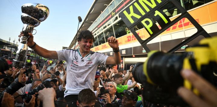 El piloto italiano de Mercedes, Kimi Antonelli, sostiene su trofeo mientras celebra con sus compañeros de equipo tras ganar el Gran Premio de Italia de Fórmula 1 en el circuito Autodromo Nazionale Monza en Monza, al norte de Italia.
