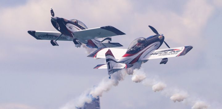 Imagen de un equipo de acrobacias aéreas realizando una presentación durante el Espectáculo Aéreo Internacional de Canadá 2026, en Toronto, Canadá.