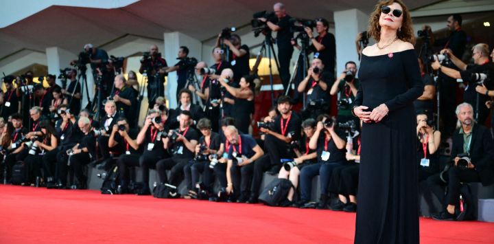 La actriz estadounidense Susan Sarandon asiste al evento de la alfombra roja previo a la proyección de "The Echo Chamber", presentada en competición en el 83.º Festival Internacional de Cine de Venecia, en el Lido de Venecia.