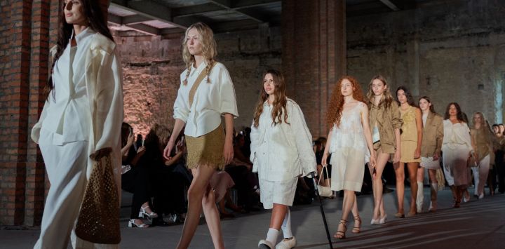 La ciudadana Olga Dolga (tercera por la izquierda), que perdió una extremidad durante un ataque aéreo en Dobropilya, y varias modelos desfilan en la pasarela del desfile de moda Sidletskiy, en colaboración con el Centro de Prótesis Militares U+System, durante la Semana de la Moda de Ucrania en Kiev, en medio de la invasión rusa de Ucrania.