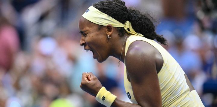 La estadounidense Coco Gauff celebra tras derrotar a la española Cristina Bucsa al término de su partido de tercera ronda individual femenina del Abierto de Estados Unidos, disputado en el Centro Nacional de Tenis USTA Billie Jean King de Nueva York.