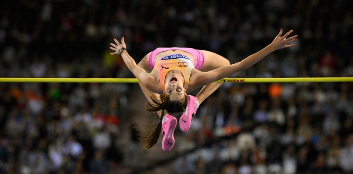 La ucraniana Yaroslava Mahuchikh compite en salto de altura femenino durante la reunión de atletismo de la Liga Diamante de World Athletics en el Estadio Rey Balduino en Bruselas.