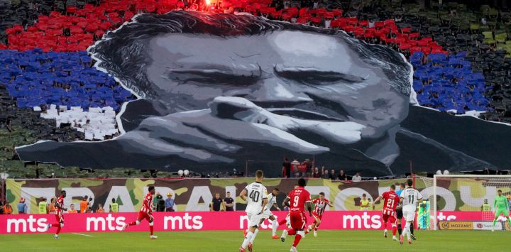 Los hinchas del Estrella Roja de Belgrado formaron un tifo que representaba al fallecido exjefe militar serbobosnio Ratko Mladic durante el partido de la Superliga serbia entre el Estrella Roja de Belgrado y el Partizan de Belgrado en Belgrado, Serbia. Mladic, de 84 años, falleció tras sufrir varios derrames cerebrales mientras cumplía cadena perpetua en La Haya por crímenes de guerra cometidos durante la guerra de Bosnia en la década de 1990.