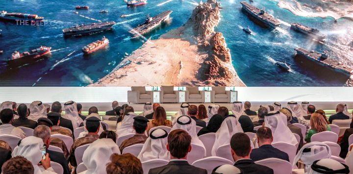Los participantes asisten a una presentación sobre el estrecho de Ormuz durante el Foro Hili 2026 en Abu Dabi.