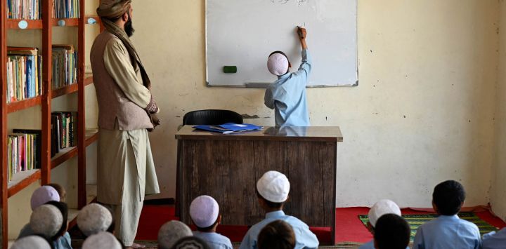 Niños afganos asisten a clase en una escuela primaria de Kandahar, Afganistán, tras el inicio del nuevo curso escolar.