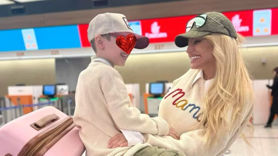 Vicky Xipolitakis y su hijo Salvador
