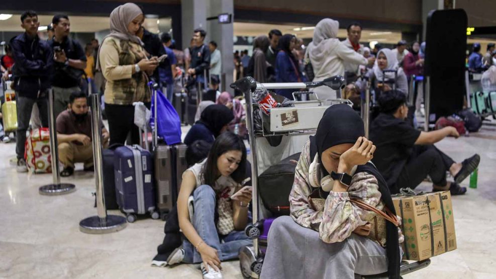Miles de vuelos afectados y ocho aeropuertos cerrados por la erupción del volcán Krakatoa en Indonesia