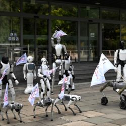 Decenas de robots humanoides y cuadrúpedos manifestaron en las calles de Varsovia contra la IA.