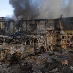 Bomberos extinguen un incendio tras los ataques con misiles rusos en Kiev, en el contexto de la invasión rusa de Ucrania. Una serie de fuertes explosiones resonaron en Kiev, según informaron periodistas de la AFP en la madrugada, cuando Rusia reanudó los ataques contra la capital ucraniana tras una pausa de tres días. | Foto:Serhii Okunev / AFP