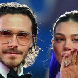 El británico Brooklyn Beckham y la modelo estadounidense Nicola Peltz posan en la alfombra roja durante el 83.º Festival Internacional de Cine de Venecia, en el Lido de Venecia. | Foto:STEFANO RELLANDINI / AFP