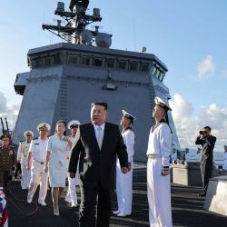 Esta fotografía, tomada y difundida por la Agencia Central de Noticias de Corea del Norte (KCNA), muestra al líder norcoreano Kim Jong Un recorriendo el destructor "Kang Kon" durante la ceremonia de puesta en servicio del buque en el puerto de Wonsan, provincia de Kangwon. | Foto:KCNA / KCNA VÍA KNS / AFP