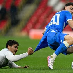 El mediocampista del Santos Salvador Mariscal y el delantero argentino del Cruz Azul José Paradela luchan por la pelota durante el partido de fútbol del torneo Apertura de la Liga MX entre Cruz Azul y Santos, en el estadio Cuauhtémoc de Puebla, México. | Foto:CARL DE SOUZA / AFP