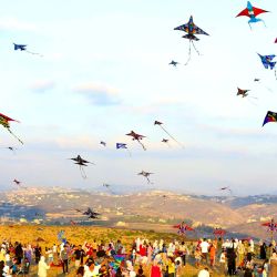 Imagen de personas volando cometas en un festival anual de cometas, en Zrariyeh, en el sur de Líbano. | Foto:Xinhua/Ali Hashisho