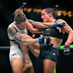 La francesa Delphine Benouaich (derecha) y la argentina Sofía Montenegro luchan durante su combate de artes marciales mixtas (MMA) de peso paja femenino en la quinta edición del Ultimate Fighting Championship (UFC) en el Bercy Accor Arena, en París. | Foto:LOU BENOIST / AFP