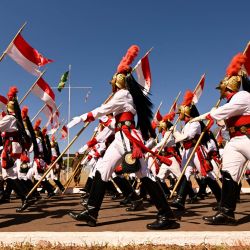 Soldados de la Guardia de Honor brasileña participan en el ensayo del desfile del Día de la Independencia en el cuartel del 1er Regimiento de Caballería de la Guardia (RCG), también conocido como Dragones de la Independencia, en Brasilia. El 1er Regimiento de Caballería de la Guardia (RCG) se fundó en 1808 y su misión principal es custodiar las instalaciones de la Presidencia de Brasil, así como proporcionar una guardia de honor para jefes de Estado extranjeros. Visten un uniforme histórico rojo y blanco diseñado por el artista francés Jean-Baptiste Debret. | Foto:EVARISTO SA / AFP