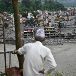 Un hombre observa los restos tras las inundaciones repentinas en Trishuli, distrito de Nuwakot, Nepal. El derrumbe de glaciares y montañas ocurrido el 26 de agosto en la frontera entre China y Nepal causó la muerte de al menos 1398 personas y dejó más de 5500 desaparecidas, entre ellas unos 800 extranjeros. | Foto:PEDRO PARDO / AFP