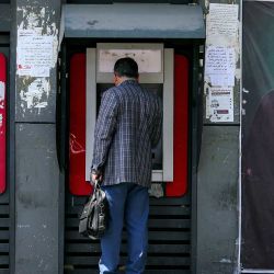 Un hombre utiliza un cajero automático del Banco Mellat en Teherán. El principal negociador de Irán amenazó con una respuesta más contundente ante cualquier nuevo ataque estadounidense, después de que Teherán atacara buques de guerra estadounidenses en su última ronda de enfrentamientos. Los intercambios de disparos, que comenzaron con incursiones estadounidenses la semana pasada, se producen en medio de un punto muerto en la guerra de seis meses entre los dos adversarios. | Foto:AFP