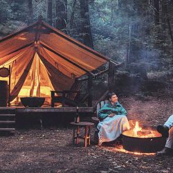 A qué momento del día se refiere y por qué se llama la hora azul del campamento.