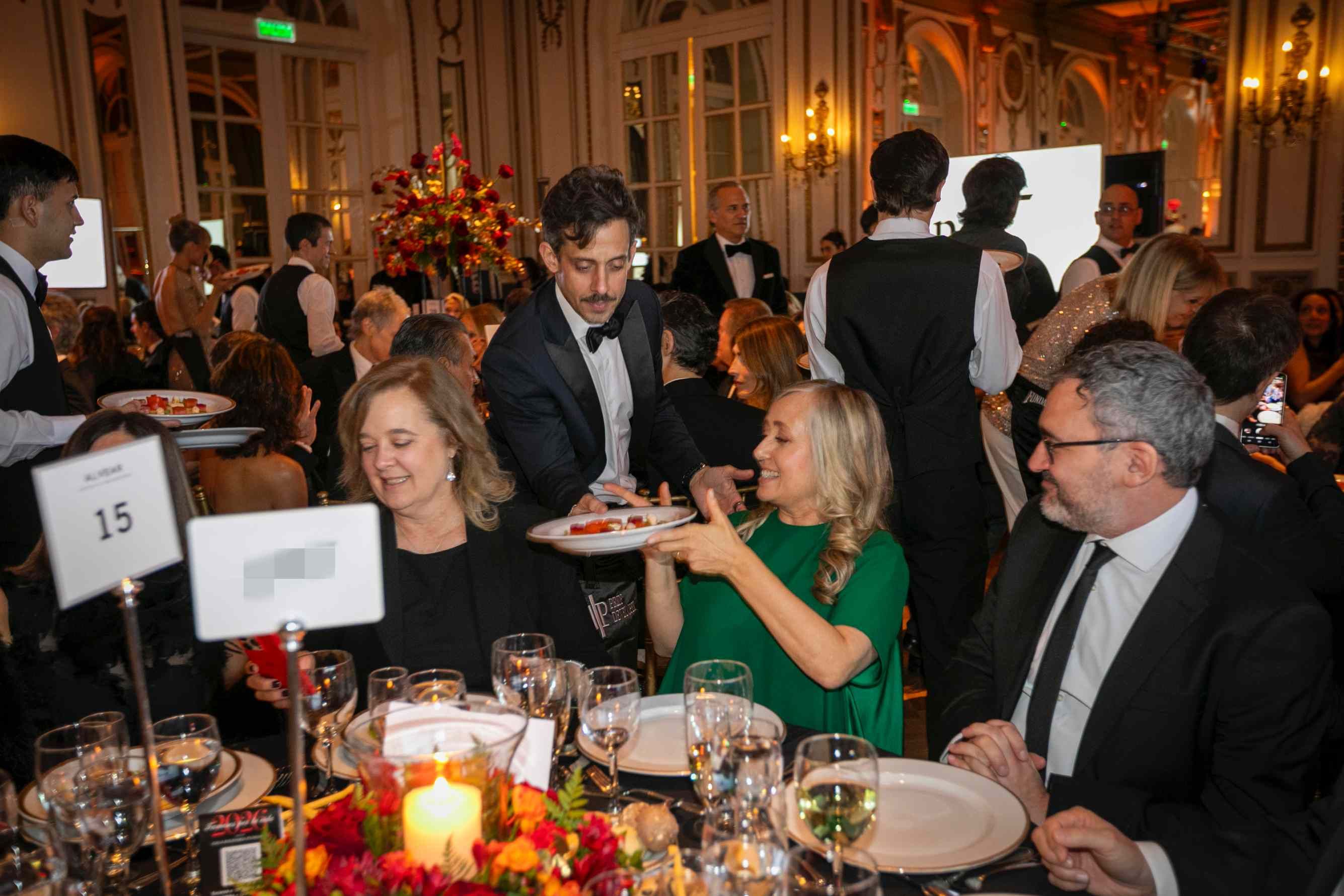 Gala Fundaleu 2026. Rada –Agustín Aristarán–,un debutante 'celebrity waiter' atendiendo su mesa.