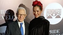 El look de Elina Costantini en la gala de Fundaleu: rojo pasión y un tocado inspirado en Frida Kahlo