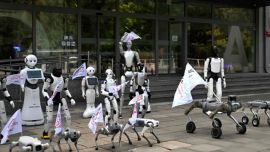 Decenas de robots humanoides y cuadrúpedos manifestaron en las calles de Varsovia contra la IA.