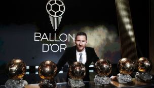 Lionel Messi con el Balón de Oro