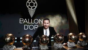 Lionel Messi con el Balón de Oro