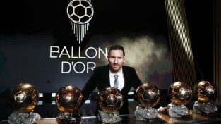 Lionel Messi con el Balón de Oro