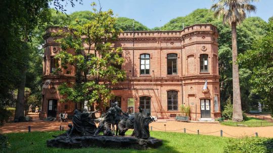 Avanzan los trabajos de restauración y puesta en valor de la Casona y las esculturas del Jardín Botánico