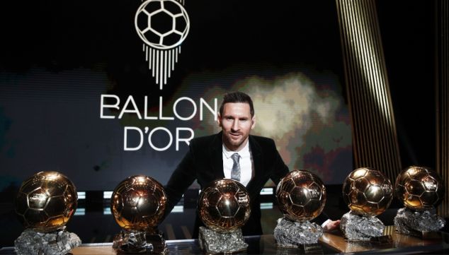 Lionel Messi con el Balón de Oro