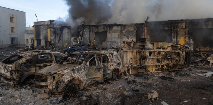 Bomberos extinguen un incendio tras los ataques con misiles rusos en Kiev, en el contexto de la invasión rusa de Ucrania. Una serie de fuertes explosiones resonaron en Kiev, según informaron periodistas de la AFP en la madrugada, cuando Rusia reanudó los ataques contra la capital ucraniana tras una pausa de tres días.
